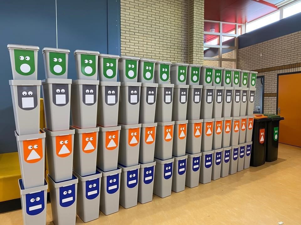Happers vier vrolijke afvalbakken voor het onderwijs bewust maken van het belang van afvalscheiding, recycling op scholen